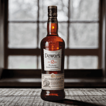 image-Descubra a sofisticação dos whiskys Dewar's 12 e 15 anos, blends refinados que entregam suavidade e sabor únicos em cada gota.